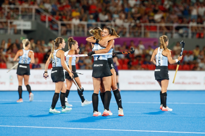 6.660 personas llenan el Olímpic en una gran fiesta de hockey 6.660 personas llenan el Olímpic en una gran fiesta de hockey
